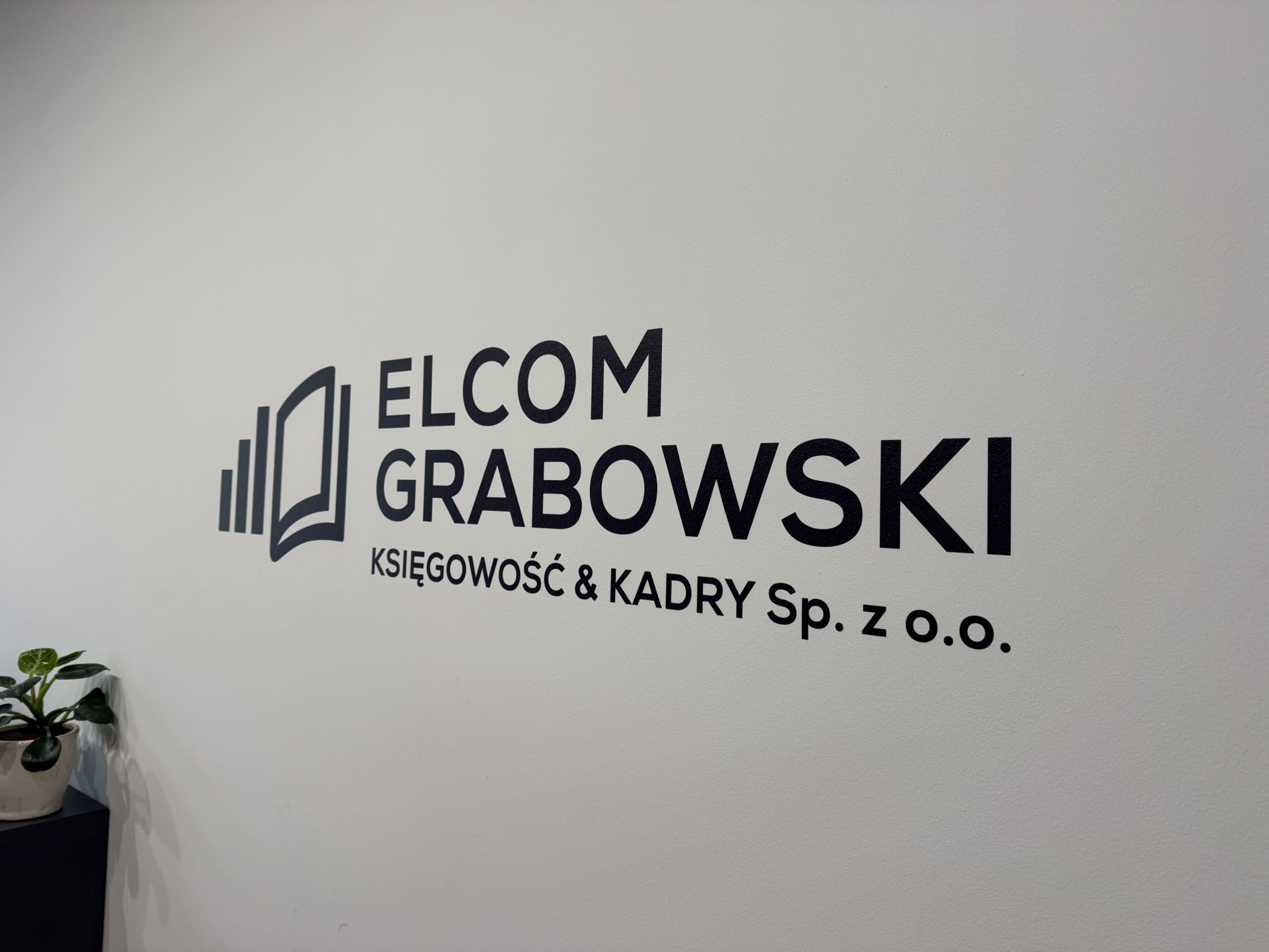 Druk ścienny czy naklejka? Coraz więcej firm wybiera druk UV bezpośrednio na ścianie.